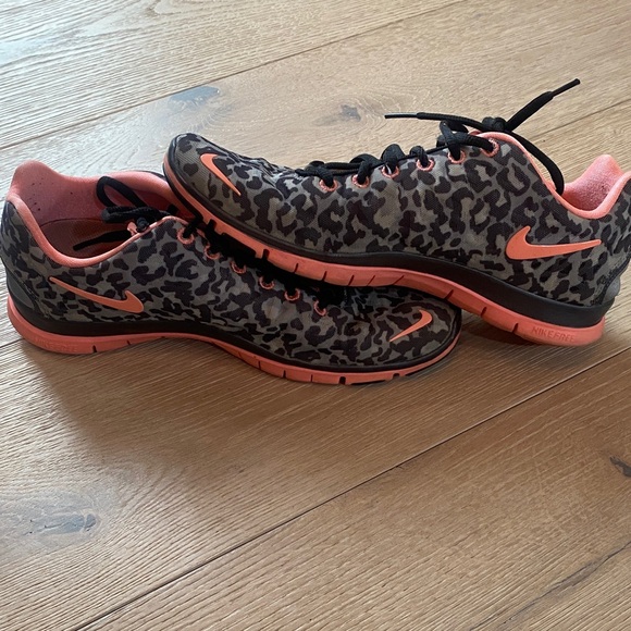 Vintage Y2K Nike Free Women's Black and Coral leopard print Shoes - Picture 8 of 8